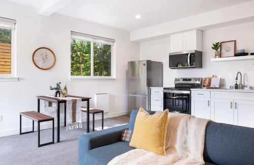 Wallingford House | Chic 2020-Built 2BR Urban Oasis| Private Backyard