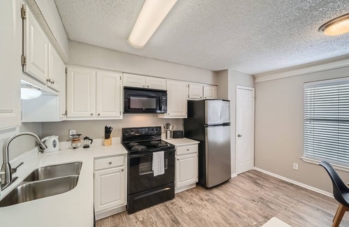 Brentwood Apartment | Chic 2B Getaway | 10min > DTWN | W/D, Pool, Prkg