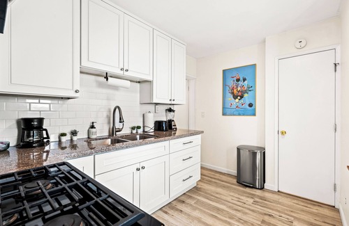 El Porto House | Chic 2BD - 1 Block to Beach Heaven