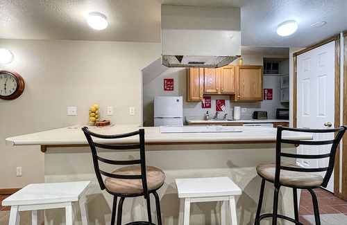 Des Moines Apartment | Chic 2BR - 2 min from iCubs