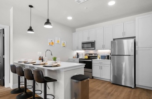 Rogers Apartment | Chic 2BR/2BA Apt. Near UARK, Trails, AMP & Top Golf + Heated Pool + Workspace