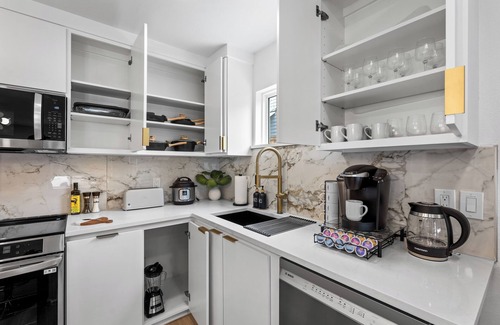 Oak Cliff Apartment | Chic 2BR flat w/fireplace & gated parking