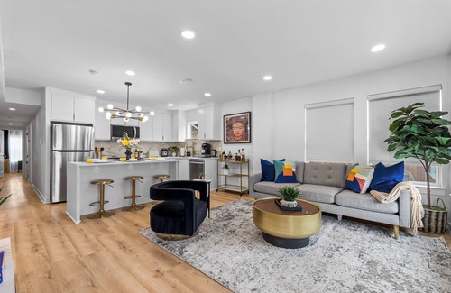 Oak Cliff Apartment | Chic 2BR flat w/fireplace & gated parking