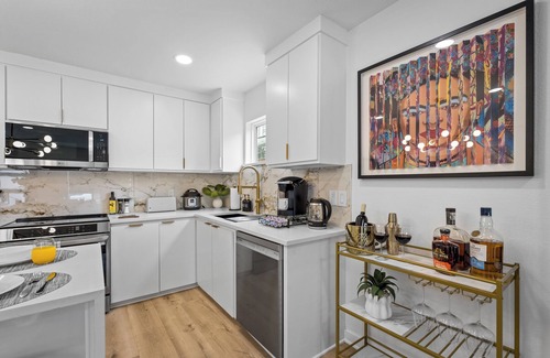 Oak Cliff Apartment | Chic 2BR flat w/fireplace & gated parking
