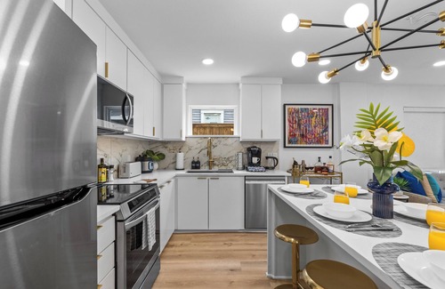 Oak Cliff Apartment | Chic 2BR flat w/fireplace & gated parking