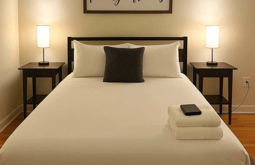 Old Irving Park Apartment | Chic 2BR Haven Near Irving Park