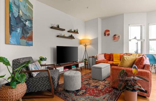 Queen Anne Apartment | Chic 2BR King Beds Huge Patio 95 Walk Score!