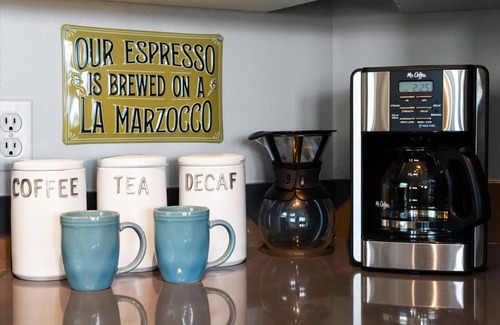 Queen Anne Apartment | Chic 2BR King Beds Huge Patio 95 Walk Score!