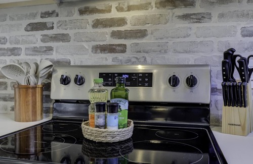 Midtown Apartment | Chic 2BR Midtown Retreat: Your Gateway to Memphis Magic!n