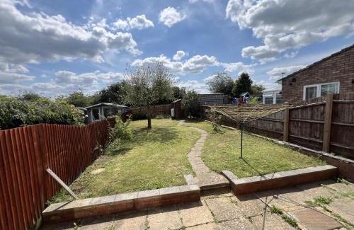 Grasby House | Chic 3-Bed Family Home in Quiet Cul-de-Sac