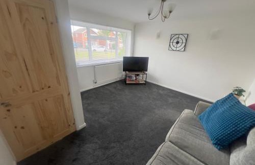 Grasby House | Chic 3-Bed Family Home in Quiet Cul-de-Sac