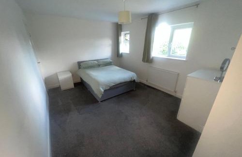 Dunstable House | Chic 3 Bed Home Sleeps 6 Free Parking! Families, Contractors, Groups all welcome to our Home!