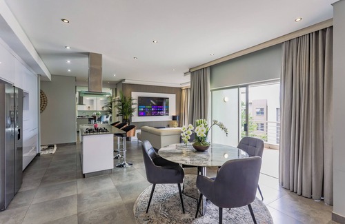Greater Johannesburg Metropolitan Area Apartment | Chic 3-bedroom apartment with WiFi, AC in fabulous Sandton