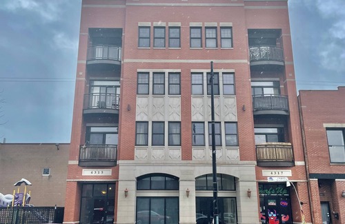Oakland Condo | Chic 3-bedroom condo in North Kenwood, Hyde Park with Elevator!