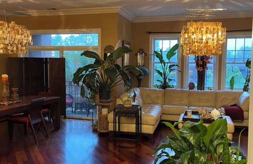 Oakland Condo | Chic 3-bedroom condo in North Kenwood, Hyde Park with Elevator!