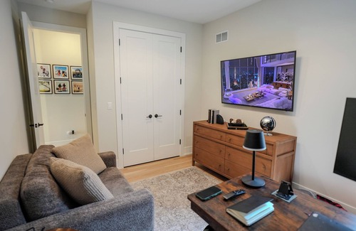 Lakeview Condo | Chic 3-Bedroom Condo in Lakeview Central. Private Rooftop, City & Ballpark Views