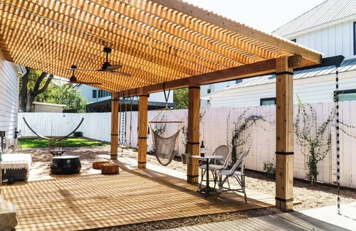 Bouldin House | Chic 3 bedrooms and Office Townhouse in Bouldin, Central Austin. Walk to SoCo!