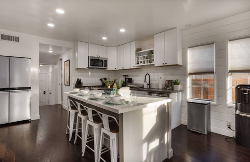 Hawthorne House | Chic 3BR/2BA Oasis + PacMan & Foosball - Sleeps 8 - Minutes to LAX + Beach +SoFi