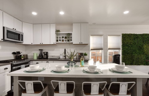 Hawthorne House | Chic 3BR/2BA Oasis + PacMan & Foosball - Sleeps 8 - Minutes to LAX + Beach +SoFi