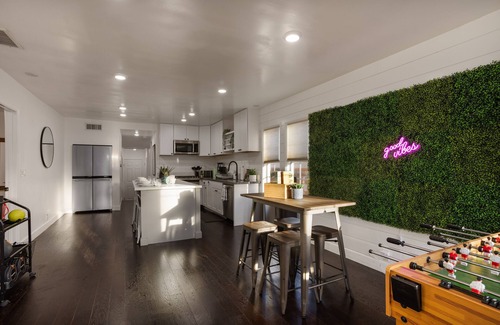 Hawthorne House | Chic 3BR/2BA Oasis + PacMan & Foosball - Sleeps 8 - Minutes to LAX + Beach +SoFi