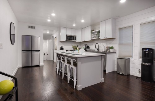 Hawthorne House | Chic 3BR/2BA Oasis + PacMan & Foosball - Sleeps 8 - Minutes to LAX + Beach +SoFi