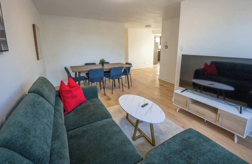 Laval-des-Rapides Apartment | Chic 3BR 5 Beds 5min walk to Metro Free Parking