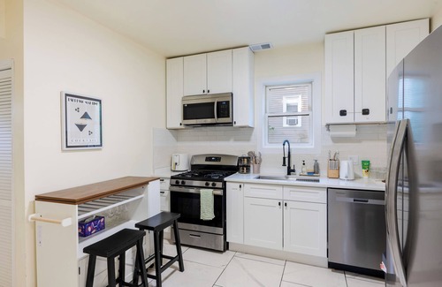 Irving Park House | Chic 3BR King Bed+Work-Friendly+ Firepit