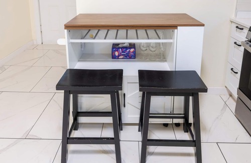 Irving Park House | Chic 3BR King Bed+Work-Friendly+ Firepit