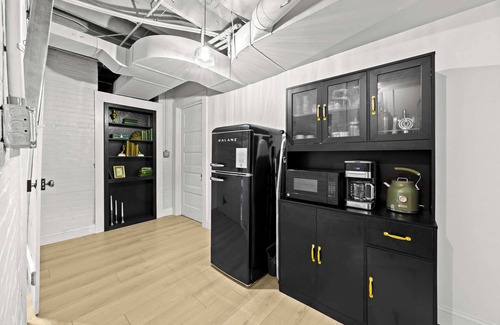 Cherokee Triangle House | Chic 3BR Lou Speakeasy Unit | Perfect for Groups!