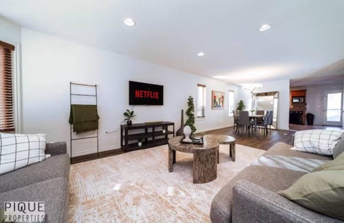 Jasper Place House | Chic 3BR Modern Home - Wi-Fi - Netflix - Sleeps 8!