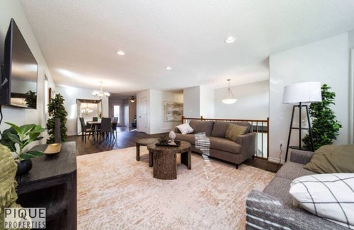 Jasper Place House | Chic 3BR Modern Home - Wi-Fi - Netflix - Sleeps 8!