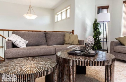 Jasper Place House | Chic 3BR Modern Home - Wi-Fi - Netflix - Sleeps 8!