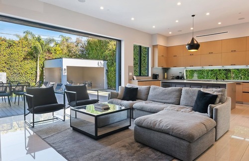 Carthay Circle Villa | Chic 4-bedroom villa with WiFi, AC in vibrant Los Angeles