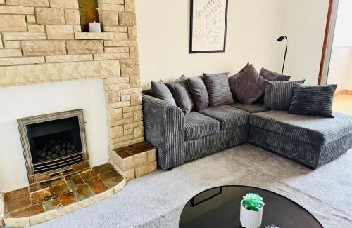 Bramcote House | Chic 4BR House - Lace Market, Uni, QMC, City Centre & M1 - Sleeps 8