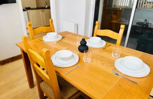 Bramcote House | Chic 4BR House - Lace Market, Uni, QMC, City Centre & M1 - Sleeps 8