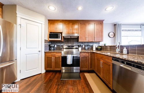 Southeast Edmonton House | Chic 6BDRM Getaway - KingBed - Patio - BBQ - Garage - Wifi