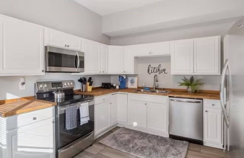 Fountain Square House | Chic 6BR Retreat:10 beds 3.5 Baths for Groups