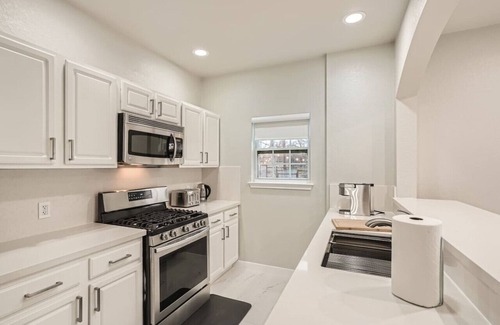 Foster Heights House | Chic 8BR Retreat+Central East Austin +Large Groups