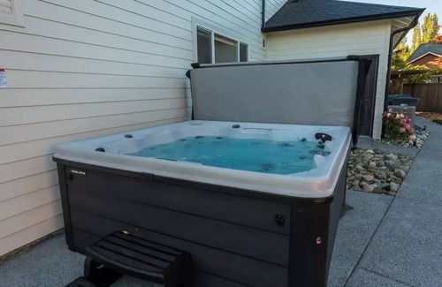 Lynnwood House | Chic Alderwood Oasis w/Hot tubn