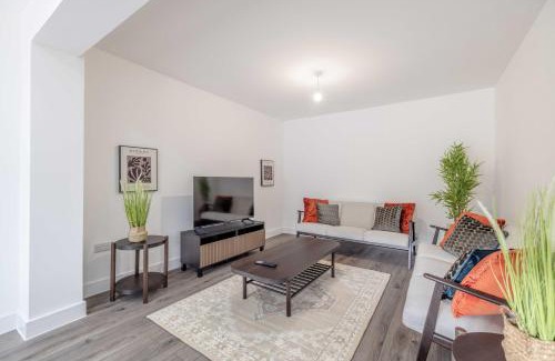 Slough House | Chic and Comfy 4 Bedroom Stay Baylis Road