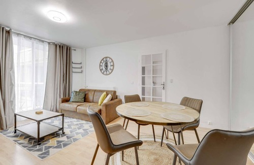 Saint-Germain-en-Laye Apartment | Chic and spacious apart with parking