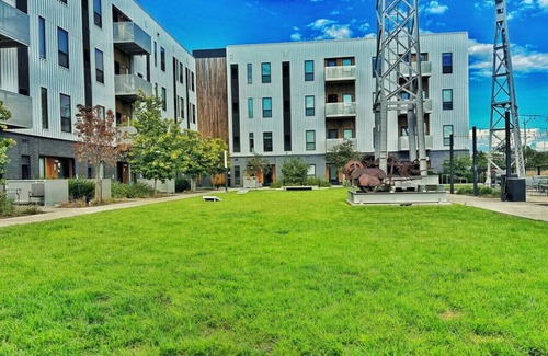Downtown Des Moines Apartment | Chic and Spacious Retreat – A Modern Escape Awaits You!