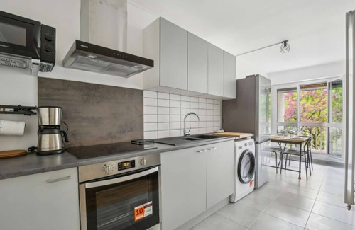 Cergy Apartment | Chic apart with balcony and parking