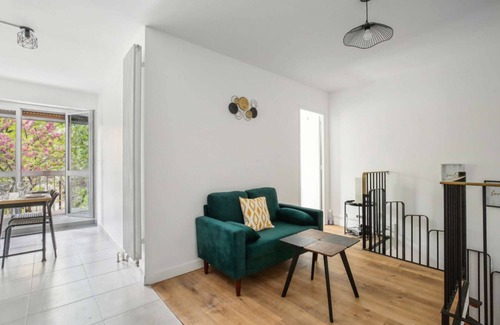 Cergy Apartment | Chic apart with balcony and parking