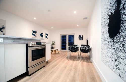 Eastern Shores Condo | Chic apartment beside canal and near beach