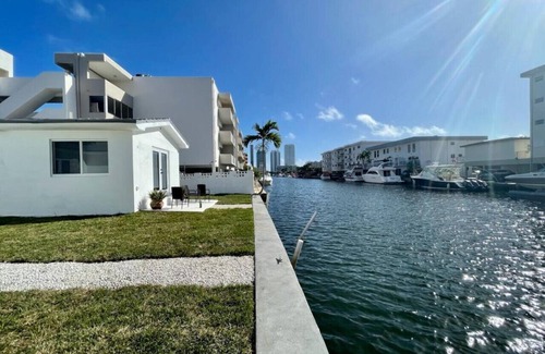 Eastern Shores Condo | Chic apartment beside canal and near beach