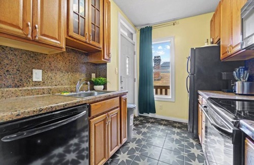 West Central Apartment | Chic Apt 5 blocks from Downtown w/Parking
