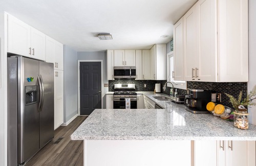 Holland House | Chic~AquaCottage/Walk2Beach/FencedYard/GameRM