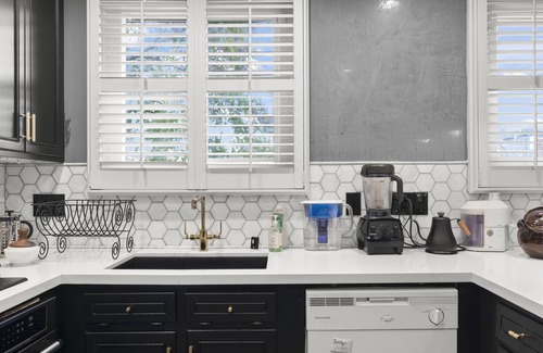 Burlingame House | Chic Art House- 3 Bedroom-near SFO. Luxe art, interiors and gardens. Comfy.
