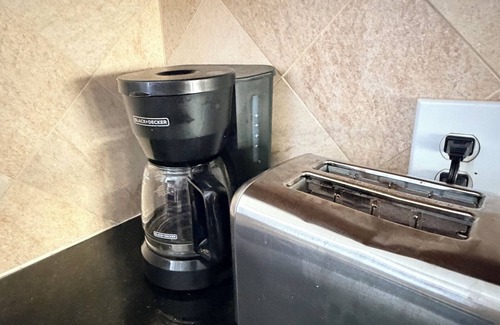 Mid Beach Apartment | Chic Beachside Retreat-Walk to the Ocean